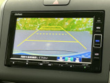 後方確認に役立つモニター画面が搭載。狭い道や駐車時も、安全に運転をサポートします。