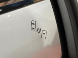 【ブラインドスポットモニター】走行中、ドアミラーの死角になりやすい箇所に後続車が接近するとサイドミラーのレンズに警告を表示!ドライバーに注意喚起をしてくれます。