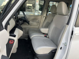 運転席からの視界は良好で、運転操作もスムーズ。快適なドライビングをサポートします。日常の足として頼りになる一台です。