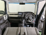 フロントガラスが大きく、ワイドな視界で運転もしやすくなるように設定されています。