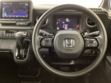 【ハンドル】運転にかかわる様々な操作を安全に行えるように視点移動が少なく操作性に配慮されたスイッチ類が凝縮されたコックピットです。