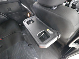 フロントシートの背面には便利なトレーを装備しています。車内での食事やドリンクを置くだけでなく、ノートPCやタブレットを使用するときにも活躍します。長時間のドライブや休憩時にも快適さを提供します。