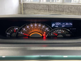 視認性の高いメーターで、運転に必要な情報をしっかり把握できます。夜間でも見やすく、安全運転をサポートしてくれます。