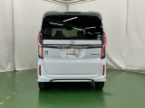 後席の窓には外から車内が見えにくくなるプライバシーガラスを採用。周りを気にせずリラックスして過ごせます