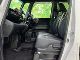 運転しやすい運転席周りのレイアウト。必要な情報を一目で確認でき、安全運転をサポートします。快適なドライブをお楽しみください。