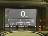 デジタル表示のスピードメーターとタコメーター、燃費やオドメーターなどの表示の他に、ホンダセンシング機能などの表示もできる多機能なマルチインフォメーション・ディスプレイです。