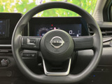 握りやすい形状で、快適なドライビングをサポート。操作スイッチも配置されており、運転中でも直感的に操作できます。