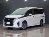 日産 セレナ e-POWER ハイウェイスターV。洗練されたホワイトのボディと、存在感のあるフロントグリルが特徴。LEDヘッドライトが、精悍な表情を演出するファミリーミニバンです。