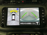 上からの視点で狭い駐車場への駐車に役立つ、アラウンドビューモニター対応純正メモリーナビ装備。