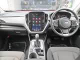 視界良好で運転しやすいコックピットです。シンプルで操作性の良いインパネ回りにデザインされ、SUBARUは安全性能に徹底的にまでこだわった視界設計を行っています。ナビ機能はございません。