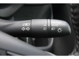 トンネルなどでのつけ忘れを防止し、安全性を高めるオートライト装備。
