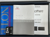 スマートキーは鍵をバッグに入れたままでもドアロックの開閉やエンジンのON・OFFができます。夜間や雨の日も鍵を探さなくて良いので便利です。