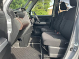 運転席周りはシンプルで使いやすく、操作性も良好。必要な情報を一目で確認できる配置になっています。快適な運転をサポートします。