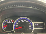 視認性の高いメーター類が、運転に必要な情報を的確に伝えます。落ち着いたデザインで、運転に集中できます。