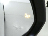隣車線を走る車両をレーダーで検知し、ドアミラーでは確認しにくい後側方エリアに存在する車両に加え、急接近してくる車両も検知します。車両を検知するとドアミラーに搭載されたLEDインジケーターが点灯します。