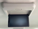 【フリップダウンモニター】大画面モニターで後席でもエンタメをお楽しみいただけます。小さなお子様にも大人気の装備です♪