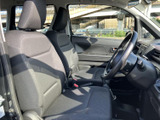 広々とした室内空間で、ゆったりとくつろげる運転席。快適なドライブをサポートする、こだわりの空間です。
