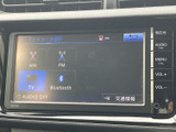 ラジオやCD、Bluetooth接続など、多彩な音源を楽しめます。ドライブ中のエンターテイメントを充実させ、快適な時間を過ごせるでしょう。操作も簡単です。