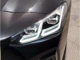 【LEDヘッドライト】先進のLEDテクノロジーを採用。放射される白色光の周波特性は太陽光に近く、バイキセノン・ヘッドライトを上回るコントラストで更に明るく輝きます!