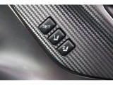 運転席のシートポジションを2か所記憶させることがシートメモリー機能が付いております。ボタンを押すと設定したシートポジションに自動で動きます♪