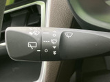 雨の日の運転をサポート。操作も簡単で、雨量に応じて最適な拭き取り設定が可能です。クリアな視界を確保し、安全運転に貢献します。