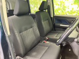 運転席からの視界は広く、運転に集中できます。シートの形状も体をしっかりとサポートしてくれ、長距離運転でも疲れにくいでしょう。快適な空間です。