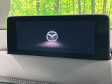 【マツダコネクトナビ】車内の雰囲気にマッチした一体型タイプのナビ。各種車輌設定やBluetooth再生等、様々な機能が楽しめます。直感的なダイヤル操作が可能で、使い勝手も良好です。