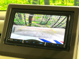 【バックカメラ】駐車時に後方がリアルタイム映像で確認できます。大型商業施設や立体駐車場での駐車時や、夜間のバック時に大活躍!運転スキルに関わらず、今や必須となった装備のひとつです!