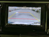 リバースギアに入れるだけで後方の表示へ切り替わります。夜間や雨の日の駐車も楽になりますよ。