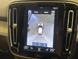 【360&deg;ビューカメラ】4台の高解像度カメラで360度の鳥瞰図を表示。隣の車や壁、死角にある障害物などを画面で確認できるため、狭いスペースでの駐車・出入りも安心です。