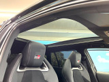 【ガラスルーフ】ガラスルーフ搭載で車内の解放感が一気にアップ!開放的なドライブをお楽しみいただけます。