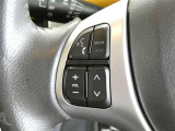 【ステアリングスイッチ】ステアリングから手を伸ばさなくても簡単にオーディオコントロールできますので、安全ですね。