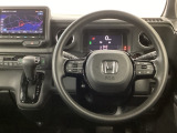 【ハンドル】運転にかかわる様々な操作を安全に行えるように視点移動が少なく操作性に配慮されたスイッチ類が凝縮されたコックピットです。