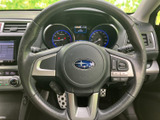 握りやすい形状で、快適なドライビングをサポートします。操作性にも優れ、運転中の疲れを軽減してくれるでしょう。確実なハンドリングを楽しめます。