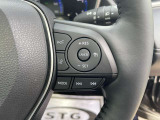 【レーダークルーズコントロール】前方の車両の距離を検知しながら速度を一定に保つ機能です。前方の車両の距離を感知して車間を保つ機能も備わっているので、高速道路の運転も楽々です!