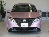 日産らしさを引き立てる大きなVモーショングリル。バンパーはエアロ形状で空力を考え設計されています。