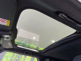 【ガラスルーフ】ガラスルーフ搭載で車内の解放感が一気にアップ!開放的なドライブをお楽しみいただけます。