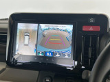 【全方位型モニター】クルマを上空から見下ろしているかのように、直感的に周囲の状況を把握できる全方位型モニター。狭い場所での駐車でも周囲が映像で確認できます。