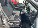 シートリフターは、運転席の座面を上下させて、体格に合わせて調整できる機能です。視界の確保やペダルの操作性、疲れにくさの向上に役に立ちます。