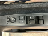 電動格納式リモコンドアミラーと、パワーウィンドウスイッチ等は運転席ドアにあります。