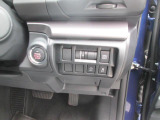 必要なスイッチを運転席にまとめることで、操作がよりスムーズに。数は控えめでも、使いやすさと快適さをしっかりサポートします。