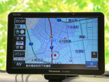 見やすい地図表示で、運転中でもスムーズなナビゲーションを実現。初めての道でも安心してお出かけいただけます。