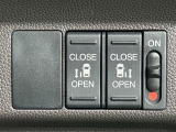 【両側パワースライドドア】スマートキーや運転席のスイッチで後席両側スライドドアの開閉が可能♪電動だから力を入れてドアを開ける必要が無く、小さなお子様でも簡単に開け閉めでき快適です♪
