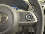 レーダークルーズコントロールを搭載しております。前車との距離をレーダーで測り一定の車間距離とスピードを保つとても便利な機能です。高速道路で楽に安心安全です!