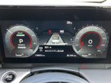 スタイリッシュなデザインのメーターパネルが、運転席の雰囲気を高めます。必要な情報を分かりやすく表示し、運転に集中できるでしょう。