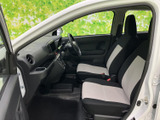 運転しやすい運転席周りのデザイン。操作性も良く、スムーズなドライビングをサポートします。