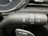 操作しやすい位置に配置されたウインカーレバーで、安全な車線変更をサポート。直感的な操作感で、運転に集中できます。使いやすさを追求した設計です。