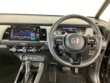 【ハンドル】運転にかかわる様々な操作を安全に行えるように視点移動が少なく操作性に配慮されたスイッチ類が凝縮されたコックピットです。