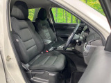 運転席まわりには十分なスペースがあり、大柄な方でもゆったり運転していただける環境です。