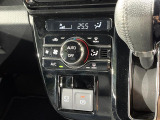 【オートエアコン】一度お好みの温度に設定すれば、車内の温度を検知し風量や温度を自動で調整。暑い&hellip;寒い&hellip;と何度もスイッチ操作をする必要はありません。快適な車内空間には必須の機能ですね♪